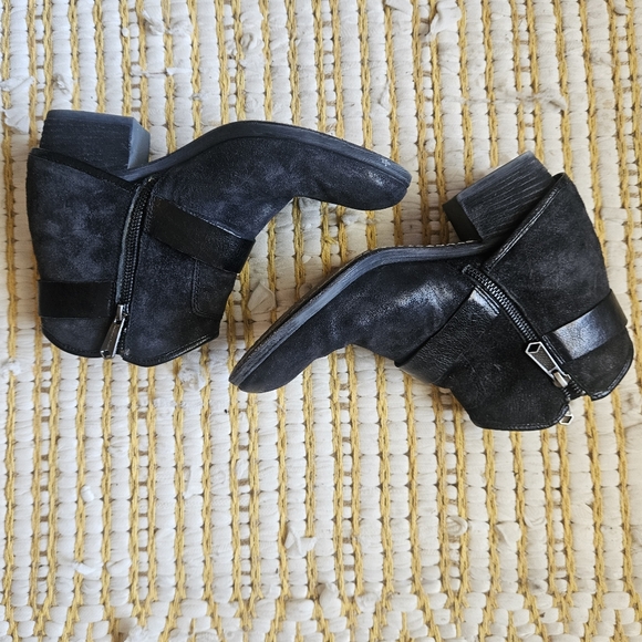 Donald J Pliner Dalis bootie in leather suede - Picture 3 of 6